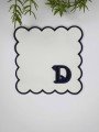 D Harfi Minimal Monogramlı Siyah Nakış Kenarlı Beyaz Kokteyl Peçetesi 1 Adet
