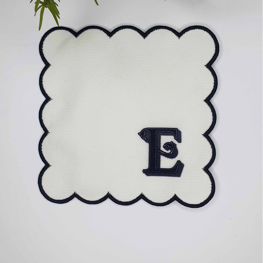 E Harfi Minimal Monogramlı Siyah Nakış Kenarlı Beyaz Kokteyl Peçetesi 1 Adet