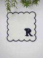 R Harfi Minimal Monogramlı Siyah Nakış Kenarlı Beyaz Kokteyl Peçetesi 1 Adet R Harfi Minimal Monogramlı Siyah Nakış Kenarlı Beyaz Kokteyl Peçetesi 1 Adet