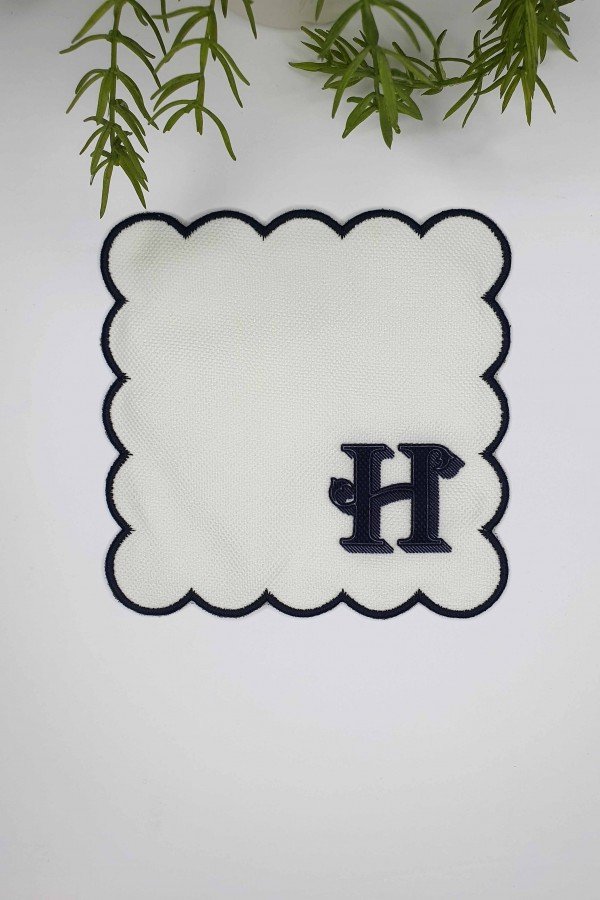 H Harfi Minimal Monogramlı Siyah Nakış Kenarlı Beyaz Kokteyl Peçetesi 1 Adet H Harfi Minimal Monogramlı Siyah Nakış Kenarlı Beyaz Kokteyl Peçetesi 1 Adet