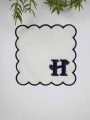 H Harfi Minimal Monogramlı Siyah Nakış Kenarlı Beyaz Kokteyl Peçetesi 1 Adet H Harfi Minimal Monogramlı Siyah Nakış Kenarlı Beyaz Kokteyl Peçetesi 1 Adet