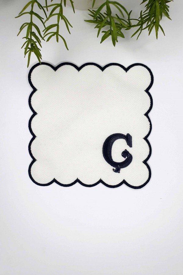 Ç Harfi Minimal Monogramlı Siyah Nakış Kenarlı Beyaz Kokteyl Peçetesi 1 Adet Ç Harfi Minimal Monogramlı Siyah Nakış Kenarlı Beyaz Kokteyl Peçetesi 1 Adet