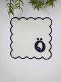 Ö Harfi Minimal Monogramlı Siyah Nakış Kenarlı Beyaz Kokteyl Peçetesi 1 Adet Ö Harfi Minimal Monogramlı Siyah Nakış Kenarlı Beyaz Kokteyl Peçetesi 1 Adet