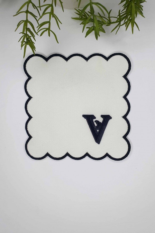 V Harfi Minimal Monogramlı Siyah Nakış Kenarlı Beyaz Kokteyl Peçetesi 1 Adet