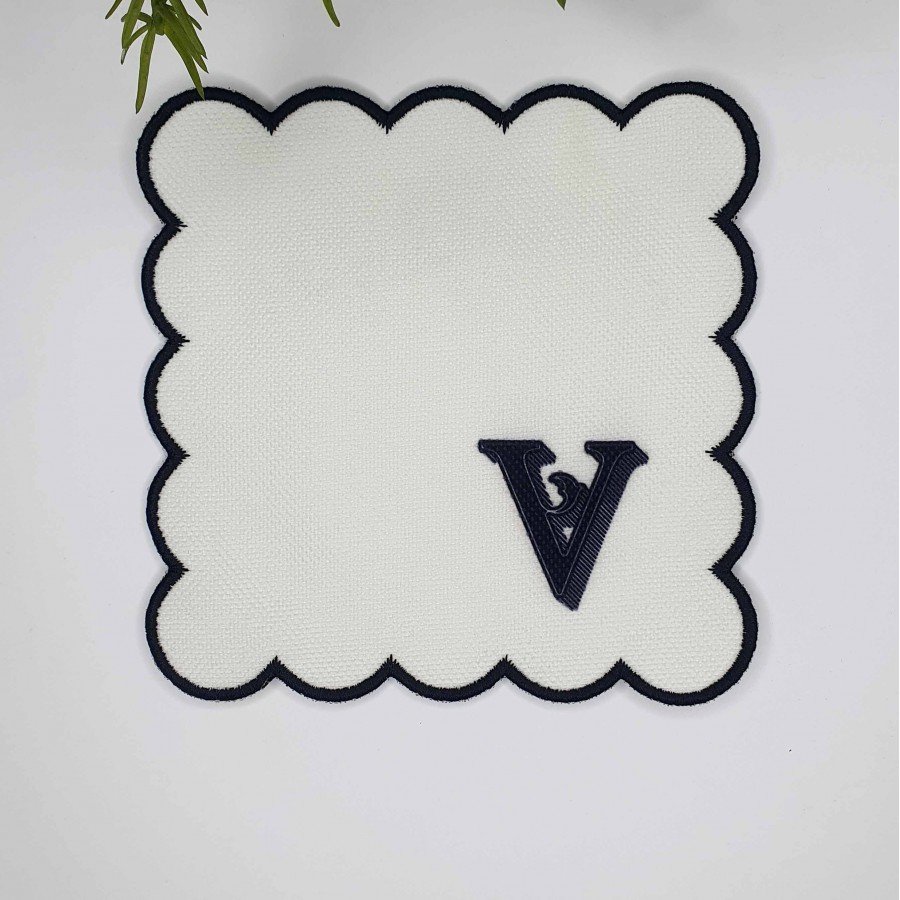 V Harfi Minimal Monogramlı Siyah Nakış Kenarlı Beyaz Kokteyl Peçetesi 1 Adet
