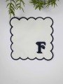 F Harfi Minimal Monogramlı Siyah Nakış Kenarlı Beyaz Kokteyl Peçetesi 1 Adet
