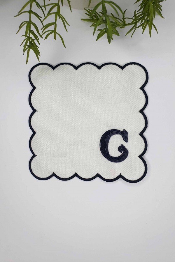 C Harfi Minimal Monogramlı Siyah Nakış Kenarlı Beyaz Kokteyl Peçetesi 1 Adet C Harfi Minimal Monogramlı Siyah Nakış Kenarlı Beyaz Kokteyl Peçetesi 1 Adet