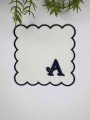 A Harfi Minimal Monogramlı Siyah Nakış Kenarlı Beyaz Kokteyl Peçetesi 1 Adet
