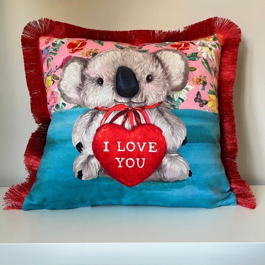 Sevimli Koala I Love You Yazılı Dijital Baskılı Kadife Kırlent Kılıfı Kırmızı Saçaklı
