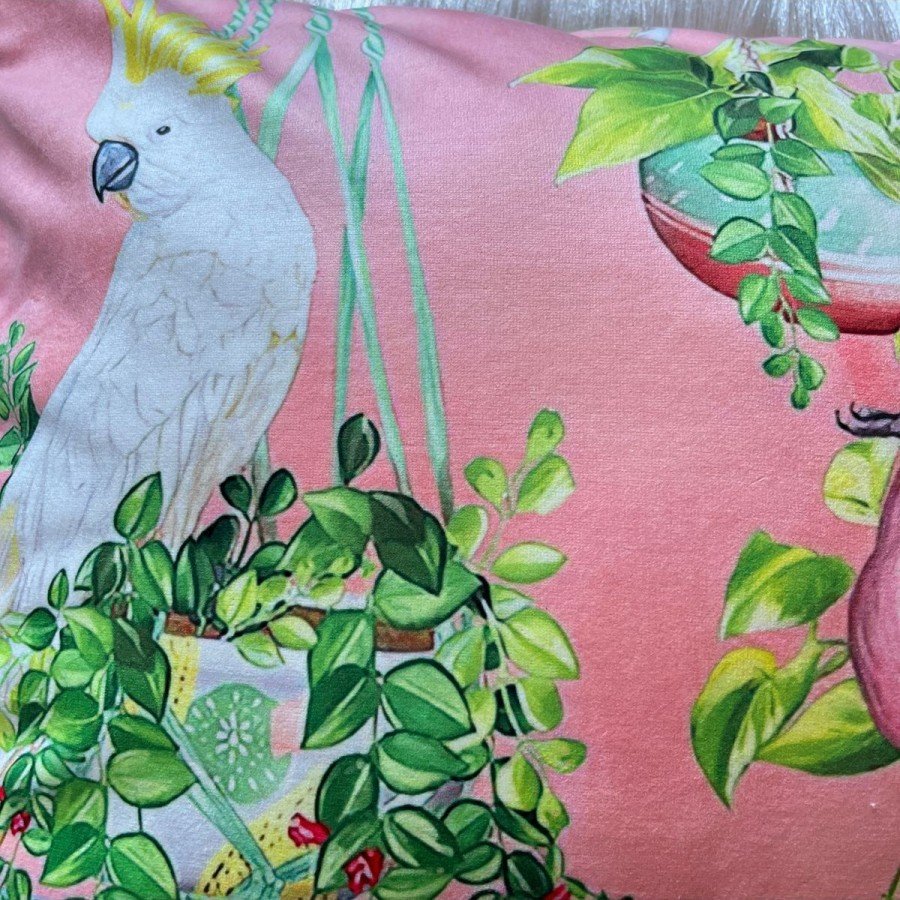 Pastel Pembe Zemin Papağan Desenli Dijital Baskılı Kadife Kırlent Kılıfı Saçaklı