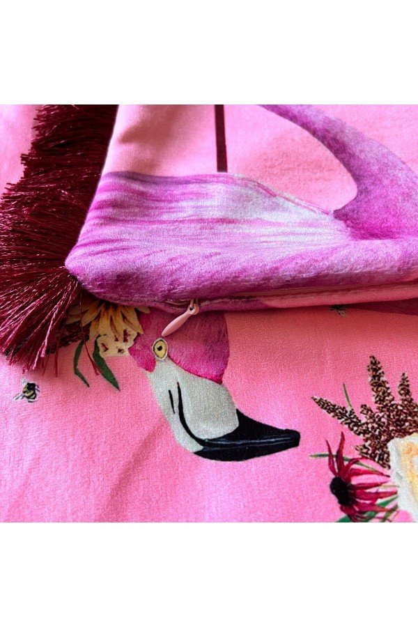 Pembe Zemin Flamingo Desenli Dijital Baskılı Kadife Kırlent Kılıfı Saçaklı Pembe Zemin Flamingo Desenli Dijital Baskılı Kadife Kırlent Kılıfı Saçaklı