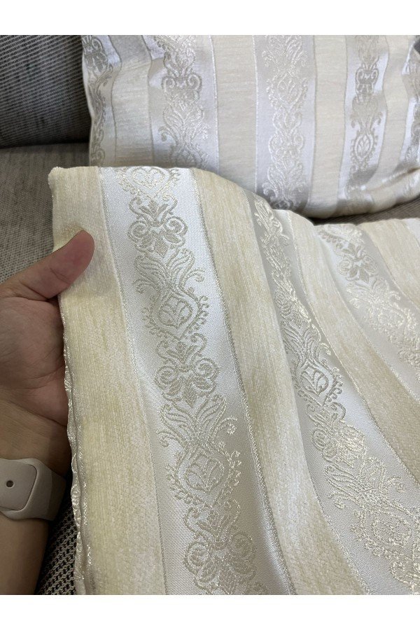 Ekru Renk Lüks Jakar Çizgi Ve Asil Barok Desenli Kadife Dokumalı Dekoratif Kırlent Kılıfı Ekru Renk Lüks Jakar Çizgi Ve Asil Barok Desenli Kadife Dokumalı Dekoratif Kırlent Kılıfı
