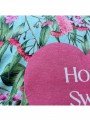 Home Sweet Home Yazılı Pembe Çiçek Desenli Dijital Baskılı Kadife Kırlent Kılıfı Saçaklı Home Sweet Home Yazılı Pembe Çiçek Desenli Dijital Baskılı Kadife Kırlent Kılıfı Saçaklı
