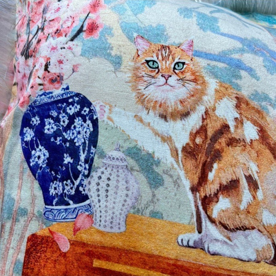 Sulu Boya Pastel Renkler Yaramaz Kedi ve Vazo Desenli Dijital Baskılı Kadife Kırlent Kılıfı Saçaklı