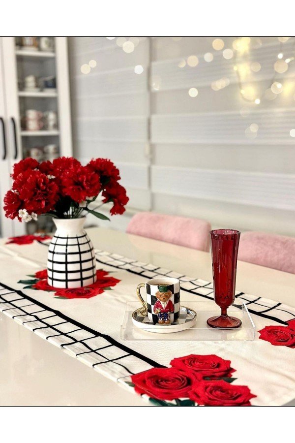 Runner Modern Gül Dokunuşu Desenli Dijital Baskılı Runner Modern Gül Dokunuşu Desenli Dijital Baskılı
