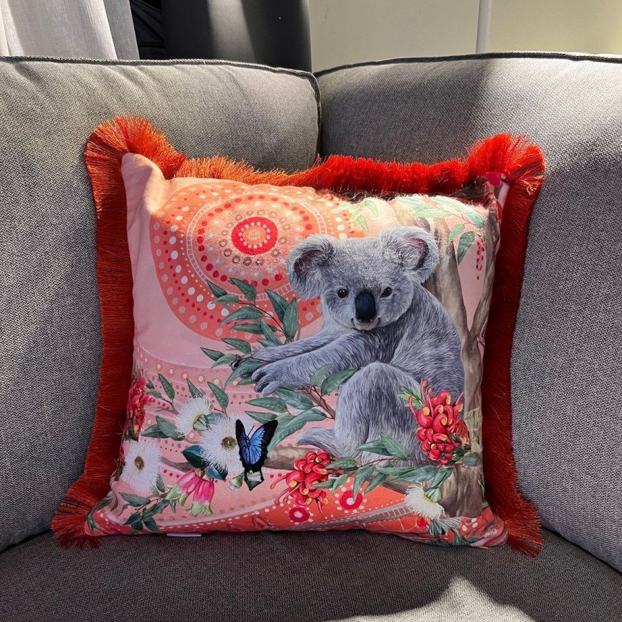 Sulu Boya Şirin Koala ve Orman Desenli Dijital Baskılı Kadife Kırlent Kılıfı Saçaklı