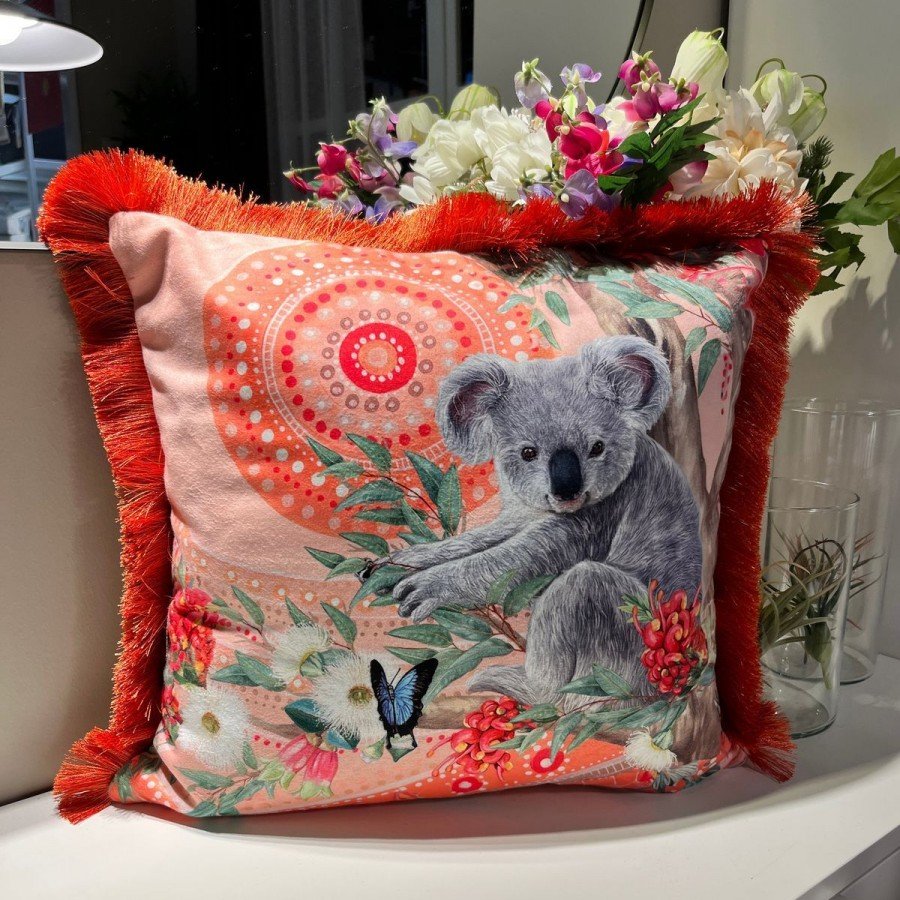 Sulu Boya Şirin Koala ve Orman Desenli Dijital Baskılı Kadife Kırlent Kılıfı Saçaklı