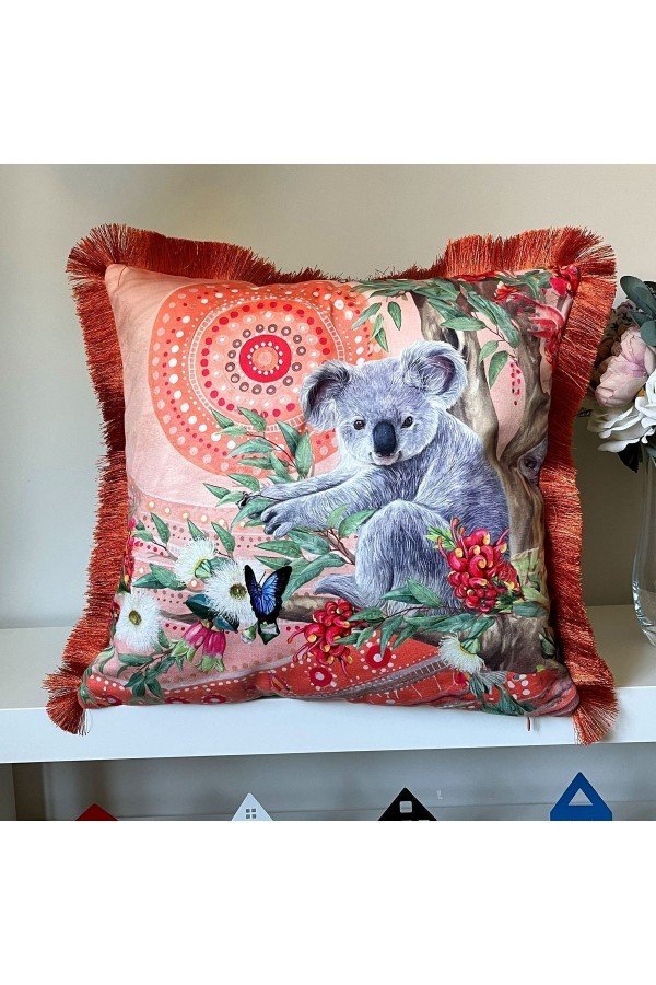 Sulu Boya Şirin Koala ve Orman Desenli Dijital Baskılı Kadife Kırlent Kılıfı Saçaklı Sulu Boya Şirin Koala ve Orman Desenli Dijital Baskılı Kadife Kırlent Kılıfı Saçaklı