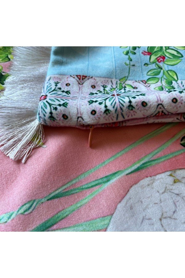 Pastel Pembe Zemin Papağan Desenli Dijital Baskılı Kadife Kırlent Kılıfı Saçaklı Pastel Pembe Zemin Papağan Desenli Dijital Baskılı Kadife Kırlent Kılıfı Saçaklı