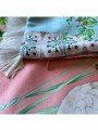 Pastel Pembe Zemin Papağan Desenli Dijital Baskılı Kadife Kırlent Kılıfı Saçaklı Pastel Pembe Zemin Papağan Desenli Dijital Baskılı Kadife Kırlent Kılıfı Saçaklı