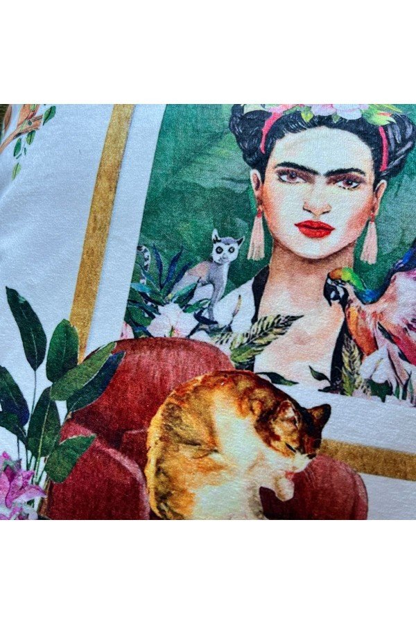 Sulu Boya Şirin Kedicik ve Meksikalı Kadın Portresi Desenli Dijital Baskılı Kadife Kırlent Kılıfı Sulu Boya Şirin Kedicik ve Meksikalı Kadın Portresi Desenli Dijital Baskılı Kadife Kırlent Kılıfı