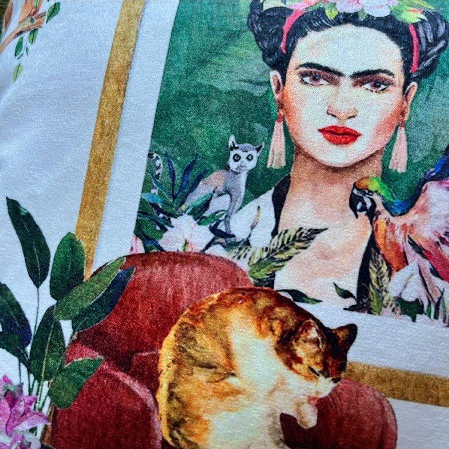 Sulu Boya Şirin Kedicik ve Meksikalı Kadın Portresi Desenli Dijital Baskılı Kadife Kırlent Kılıfı