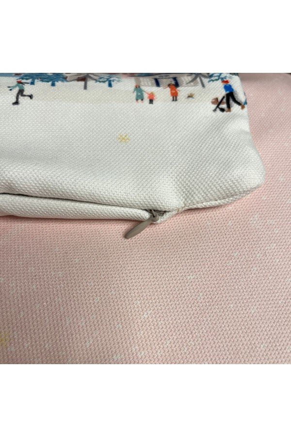 Pastel Pembe Kar Manzaralı Yılbaşı Kırlent Kılıfı Pastel Pembe Kar Manzaralı Yılbaşı Kırlent Kılıfı