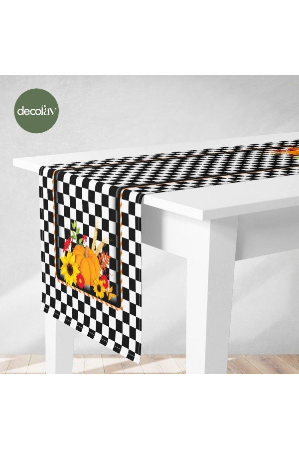 Runner Siyah Beyaz Dama Desen Üzerine Dekoratif Kabak Çiçek Desenli Dijital Baskılı Runner Siyah Beyaz Dama Desen Üzerine Dekoratif Kabak Çiçek Desenli Dijital Baskılı
