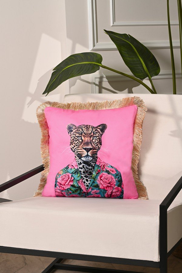 Leopar Desenli Pembe Kadife Saçaklı Dekoratif Kırlent Kılıfı 43x43 cm Leopar Desenli Pembe Kadife Saçaklı Dekoratif Kırlent Kılıfı 43x43 cm